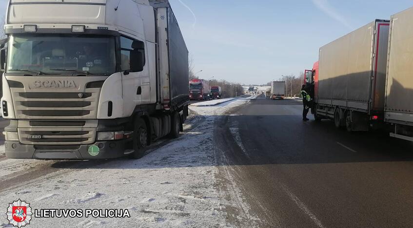 Girtas vilkiko vairuotojas Marijampolės pareigūnus bandė papirkti 150 eurų kyšiu