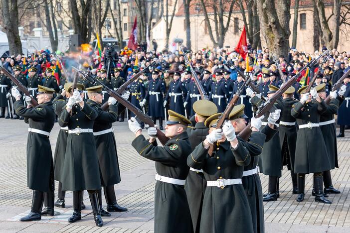 S. Daukanto aikštėje – Baltijos valstybių vėliavų pakėlimo ceremonija