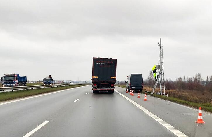 Matuoja: lapkritį pastatytas sektorinis matuoklis jau kurį laiką fiksuoja Jakų kryptimi skubančius pažeidėjus.