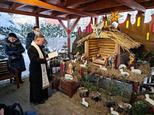 Pašventinimas: prakartėlę pašventino Marijos Taikos Karalienės parapijos klebonas M.Šlaustas.