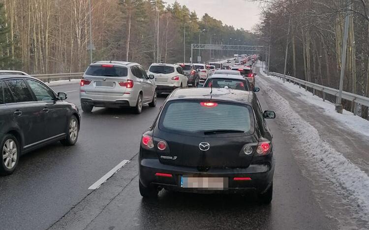 Laukimas: didelė automobilių spūstis nusidriekė P.Lideikio gatvėje.