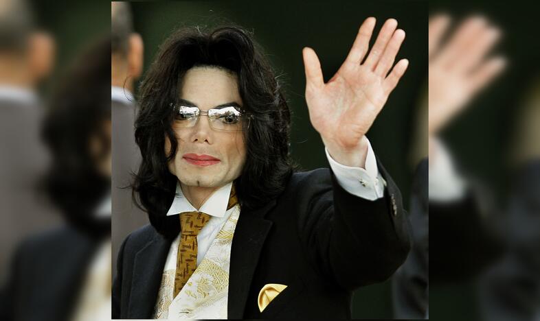 1995 — pirmą kartą buvo parodytas Michaelo Jacksono (Maiklo Džeksono) dainos „You Are Not Alone“ vaizdo klipas.