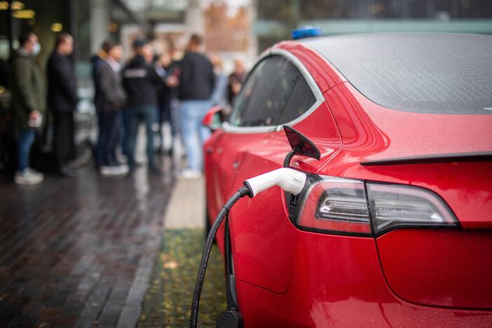 Lietuvos kelių policijos tarnybai perduotas „Tesla“ automobilis 