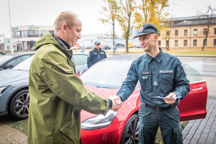 Lietuvos kelių policijos tarnybai perduotas „Tesla“ automobilis 