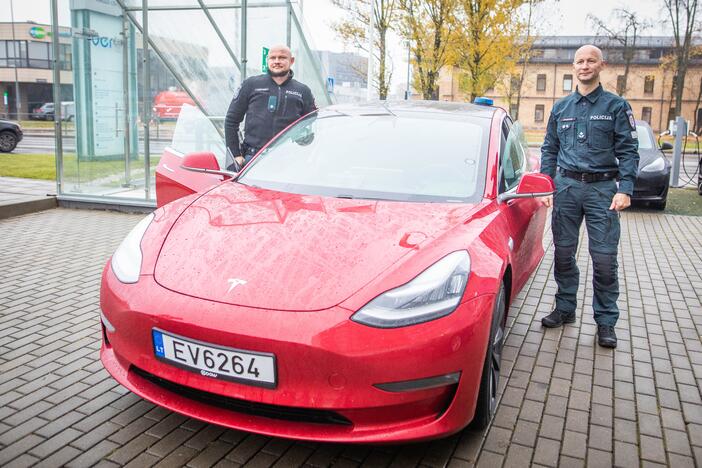 Lietuvos kelių policijos tarnybai perduotas „Tesla“ automobilis 