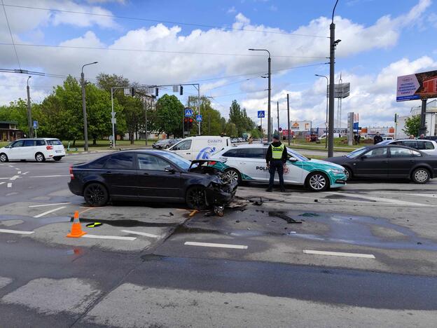 Kaune – stipri medikų automobilio ir „Volvo“ avarija