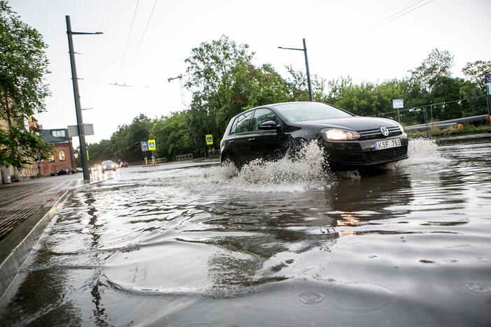 Po alinančios kaitros Kauną nuplovė liūtis