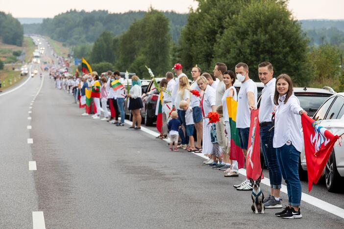 „Laisvės kelio“ dalyviai susikibo rankomis palaikydami Baltarusiją