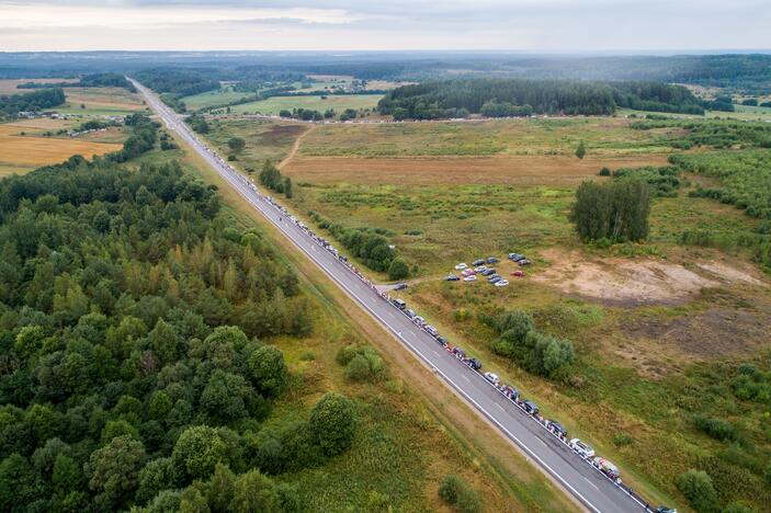 „Laisvės kelio“ dalyviai susikibo rankomis palaikydami Baltarusiją