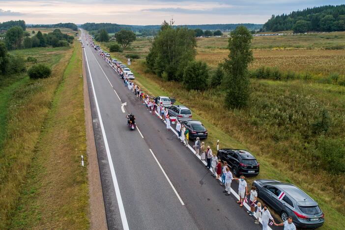 „Laisvės kelio“ dalyviai susikibo rankomis palaikydami Baltarusiją