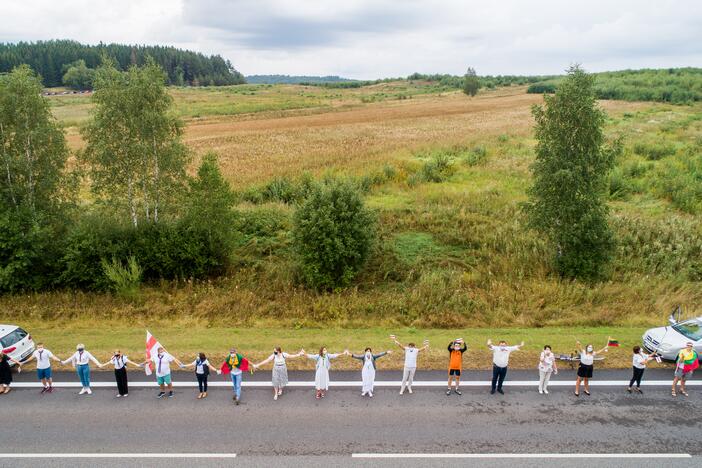 „Laisvės kelio“ dalyviai susikibo rankomis palaikydami Baltarusiją