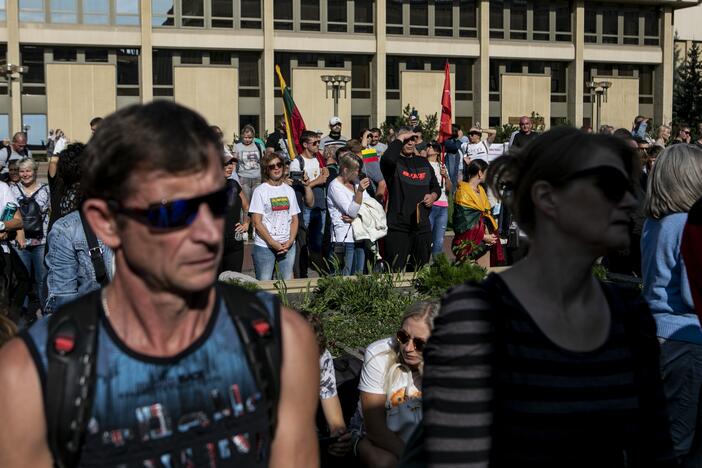 Protestas prie Seimo prieš COVID-19 ribojimus