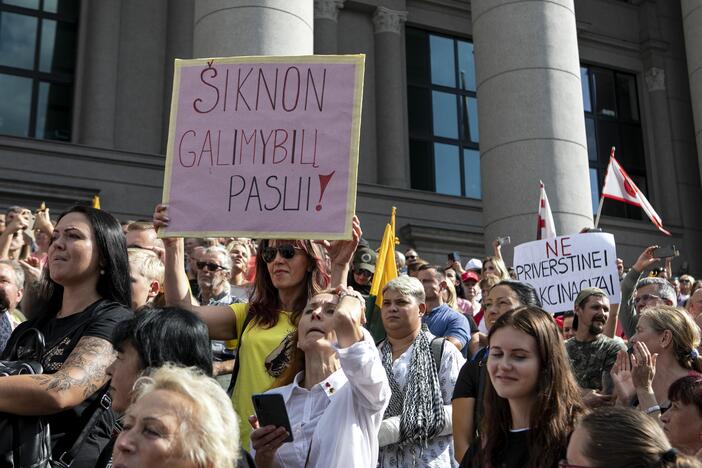 Protestas prie Seimo prieš COVID-19 ribojimus