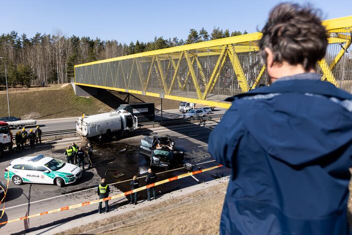 Vilniuje susidūrė trys transporto priemonės: žuvo BMW vairuotojas