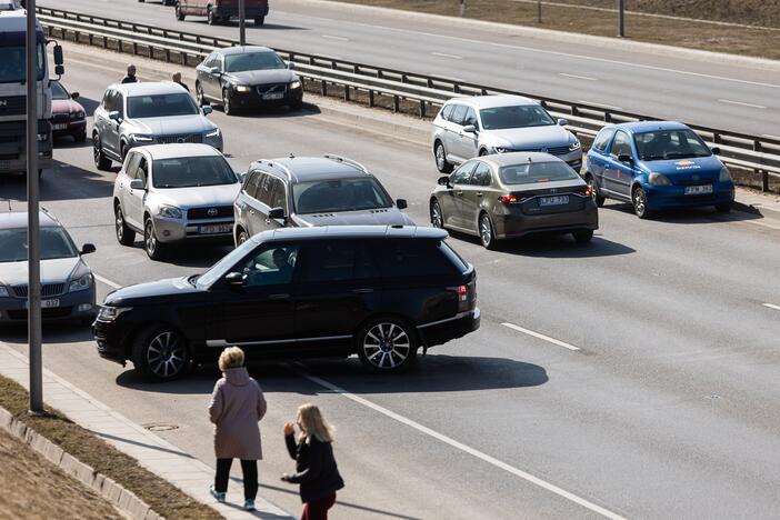 Vilniuje susidūrė trys transporto priemonės: žuvo BMW vairuotojas