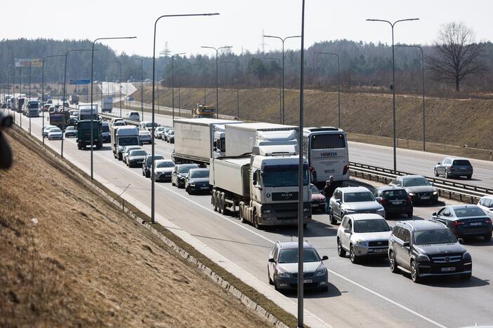 Vilniuje susidūrė trys transporto priemonės: žuvo BMW vairuotojas