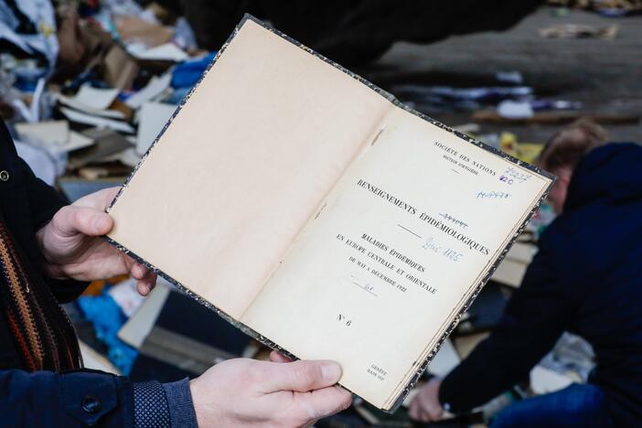 Senovinės LSMU bibliotekos knygos – šiukšlyne