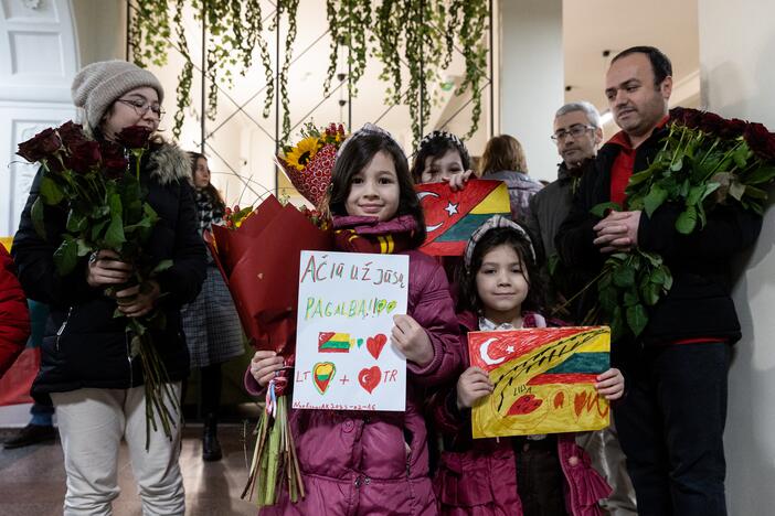 Iš Turkijos sugrįžusios gelbėtojų komandos pasitikimas oro uoste