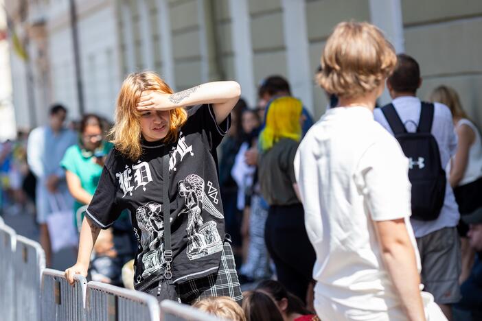 Žmonės renkasi prie Vilniaus universiteto laukdami J. Bideno kalbos