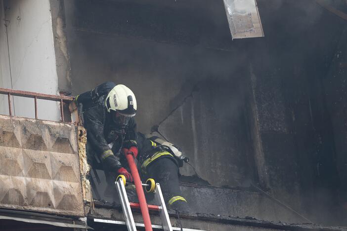 Keturis butus Viršuliškių daugiabutyje surijo liepsnos