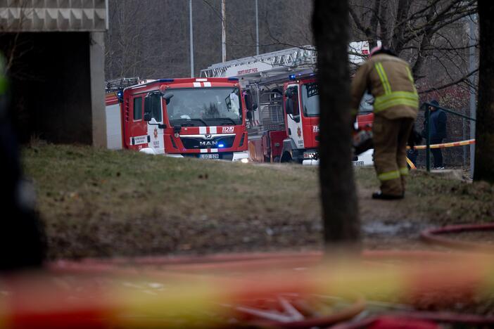 Keturis butus Viršuliškių daugiabutyje surijo liepsnos