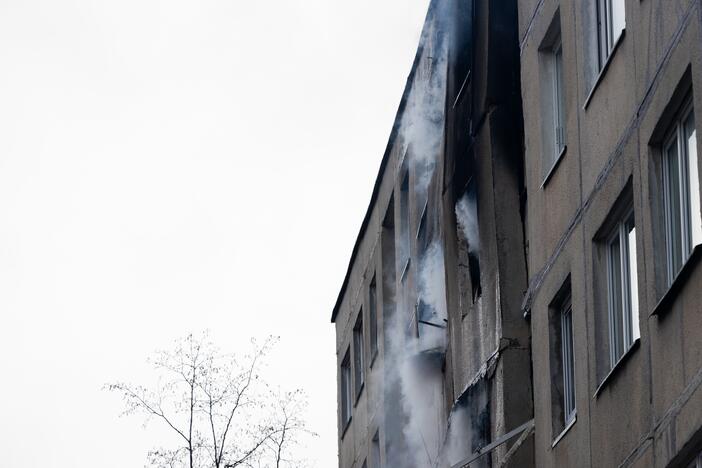 Keturis butus Viršuliškių daugiabutyje surijo liepsnos