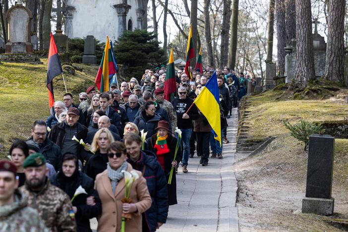 Lietuva atsisveikino su Ukrainoje žuvusiu kariu T. Tumu