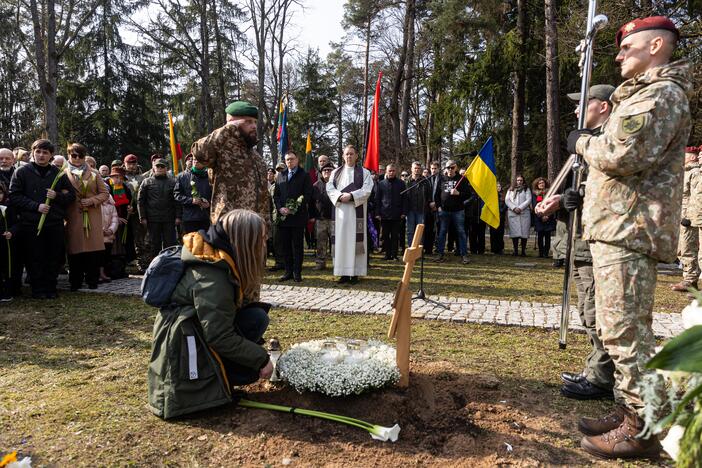 Lietuva atsisveikino su Ukrainoje žuvusiu kariu T. Tumu