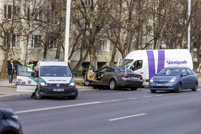 BMW ir „Venipak“ mikroautobuso avarija Vilniuje