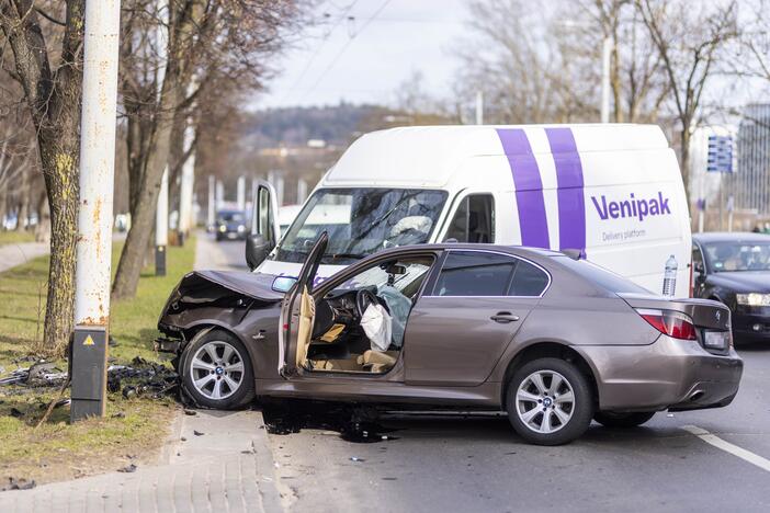 BMW ir „Venipak“ mikroautobuso avarija Vilniuje