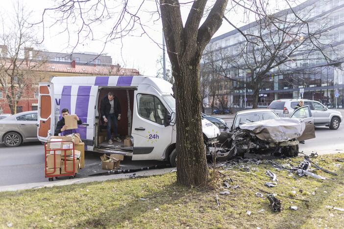 BMW ir „Venipak“ mikroautobuso avarija Vilniuje