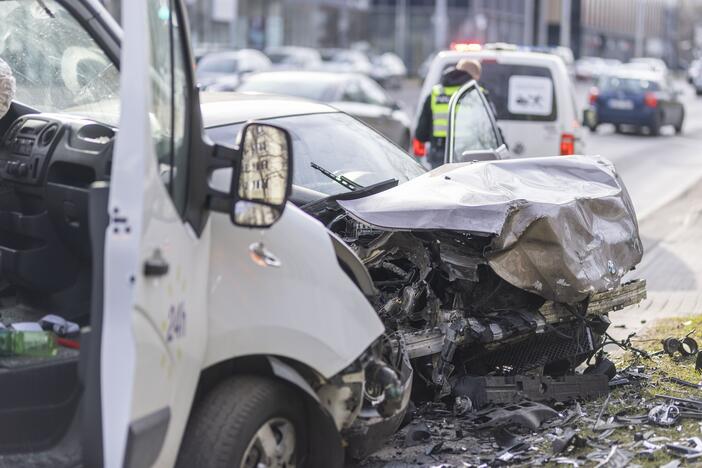 BMW ir „Venipak“ mikroautobuso avarija Vilniuje