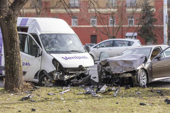 BMW ir „Venipak“ mikroautobuso avarija Vilniuje