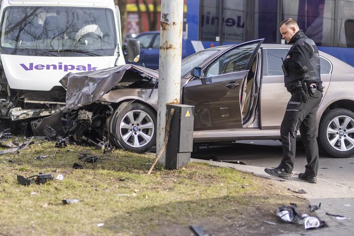 BMW ir „Venipak“ mikroautobuso avarija Vilniuje