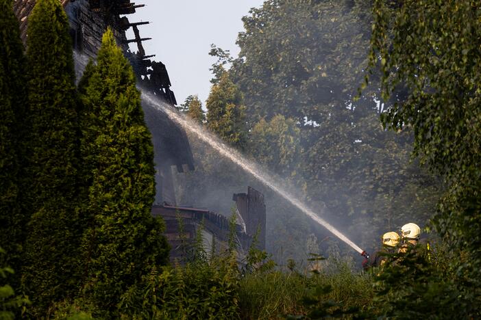 Vilniuje, Naujininkų rajone, užsiliepsnojo namas