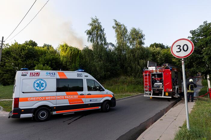 Vilniuje, Naujininkų rajone, užsiliepsnojo namas