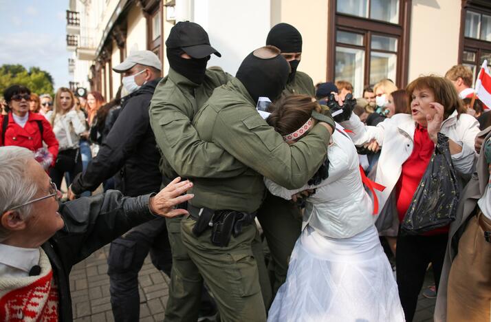 Baltarusijos milicija sulaikė moterų protesto dalyves