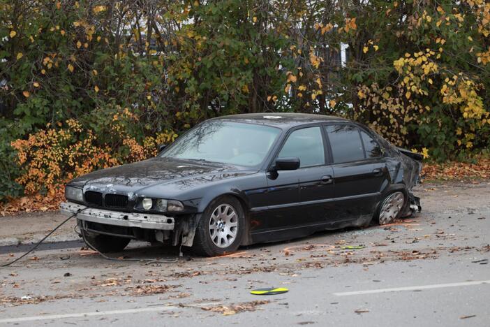 Elektrėnų g. BMW rėžėsi į stotelę su žmonėmis