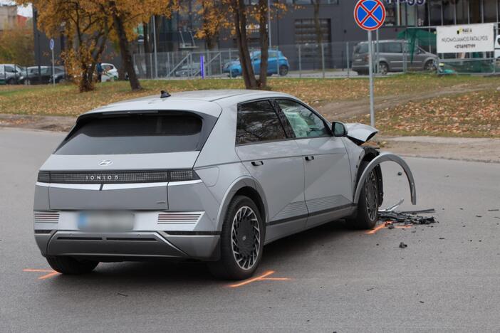 Elektrėnų g. BMW rėžėsi į stotelę su žmonėmis