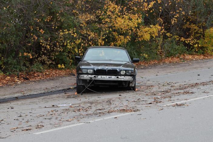 Elektrėnų g. BMW rėžėsi į stotelę su žmonėmis