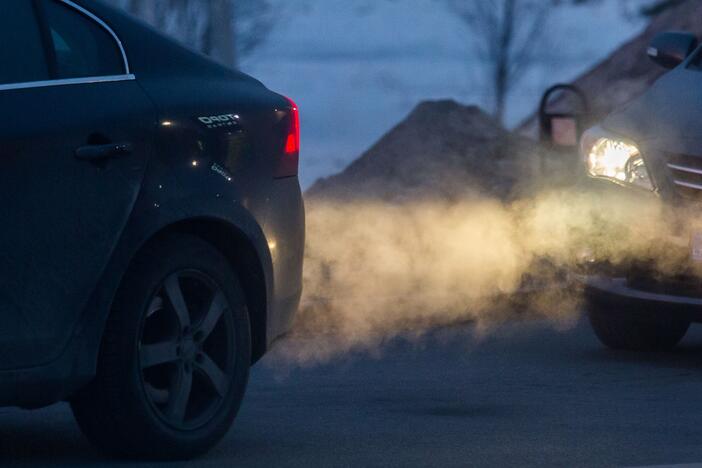 Dalis parlamentarų abejoja, ar automobilių mokestis mažins taršą