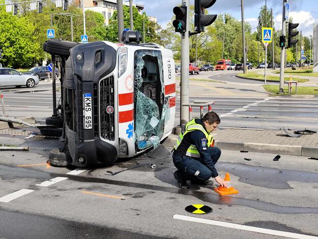 Kaune – stipri medikų automobilio ir „Volvo“ avarija