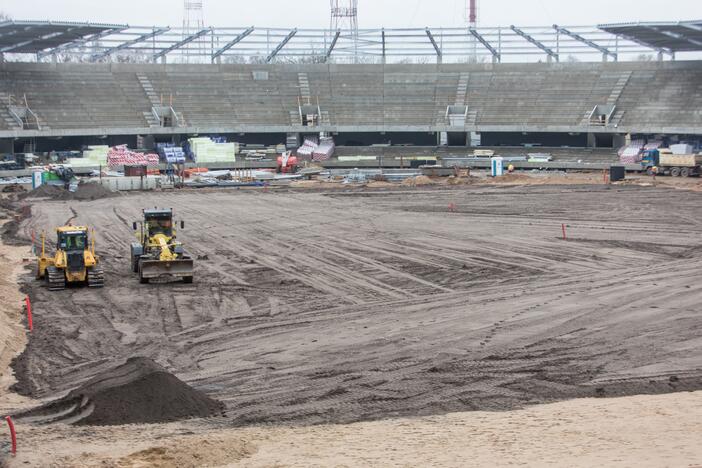 Darbai: Dariaus ir Girėno stadiono tribūnose jau montuojamos kėdės.