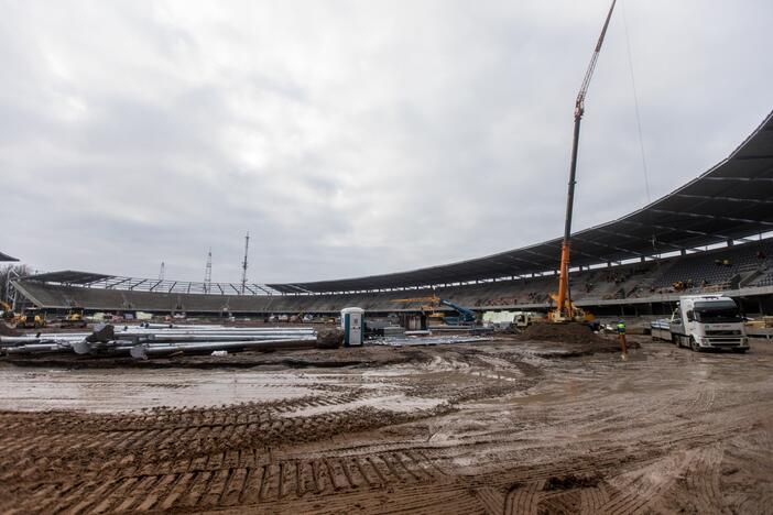 Darbai: Dariaus ir Girėno stadiono tribūnose jau montuojamos kėdės.