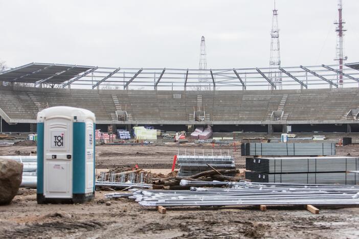 Darbai: Dariaus ir Girėno stadiono tribūnose jau montuojamos kėdės.