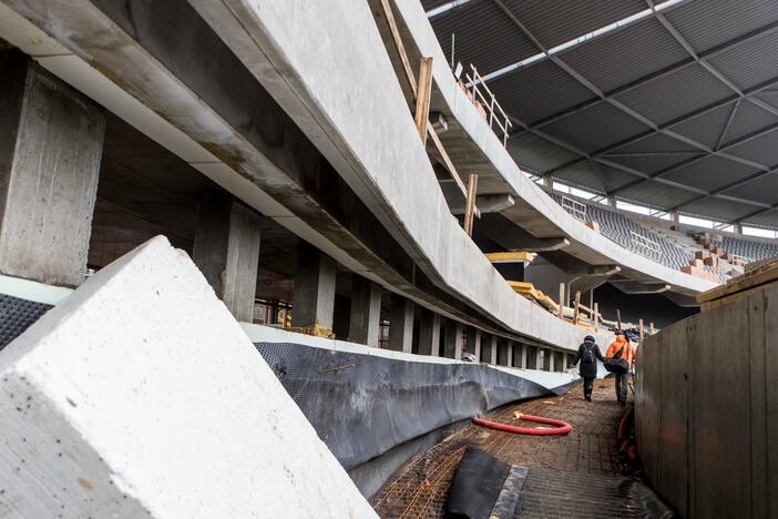 Darbai: Dariaus ir Girėno stadiono tribūnose jau montuojamos kėdės.