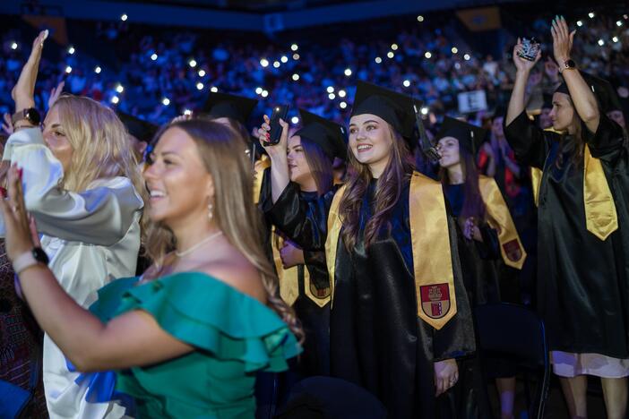 Džiaugsmas: pabaigę studijas studentai netramdė emocijų.