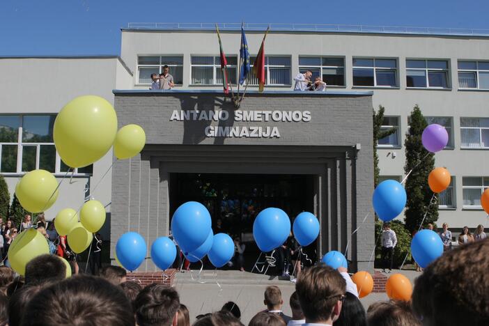 Pokyčiai: Kalniečiuose buvusi A.Smetonos gimnazija prijungta prie „Varpo“ gimnazijos, prezidento vardas suteiktas Rokų mokyklai.