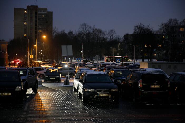 Prie Kauno vakcinavimo centro nutįsto žmonių eilės