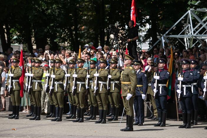 Valstybės vėliavų pakėlimo ceremonija Prezidentūroje